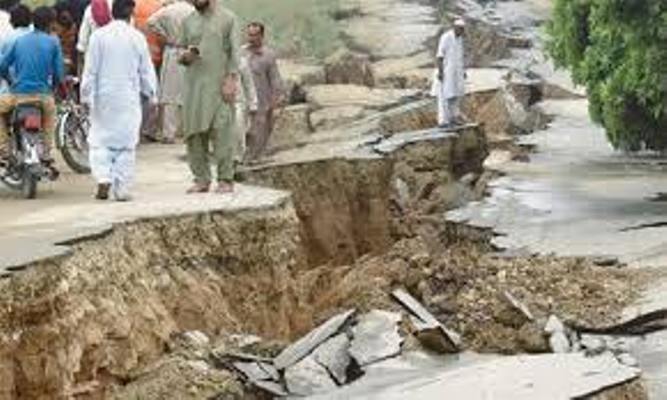 آزادکشمیر، عمران خان کا زلزلہ متاثرہ ہر خاندان کو 5 لاکھ امداد دینے کا فیصلہ