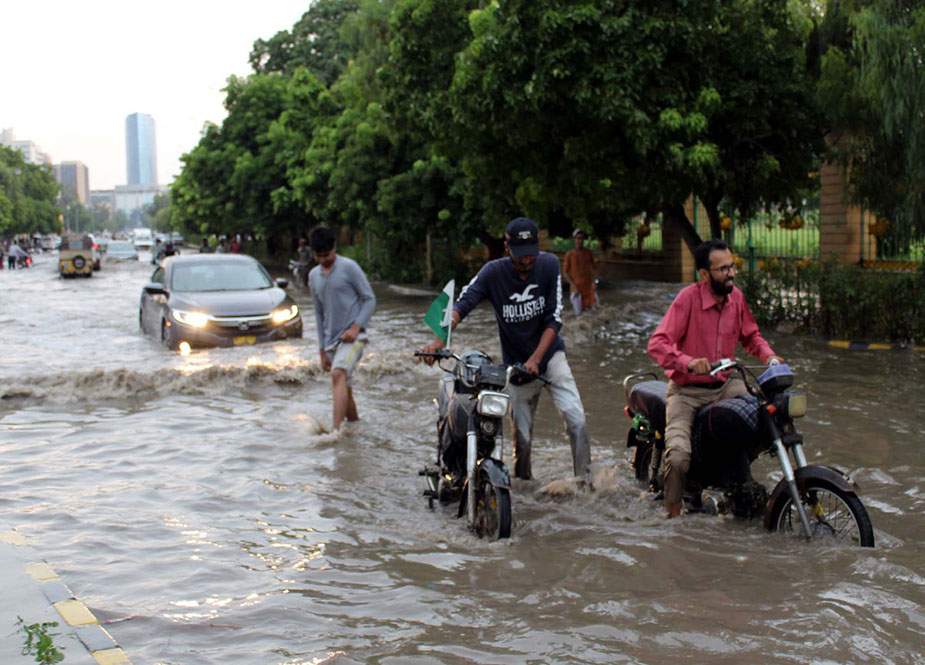کراچی میں مسلسل چوتھے روز بارش، شہر ندی نالے کا منظر پیش کرنے لگا، نشیبی علاقوں میں مکانات ڈوب گئے
