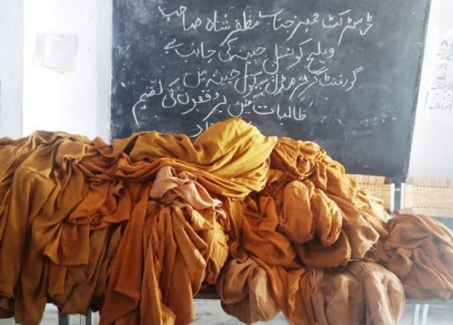 خیبر پختونخوا، طالبات میں برقعے کی تقسیم پر سوشل میڈیا صارفین برہم