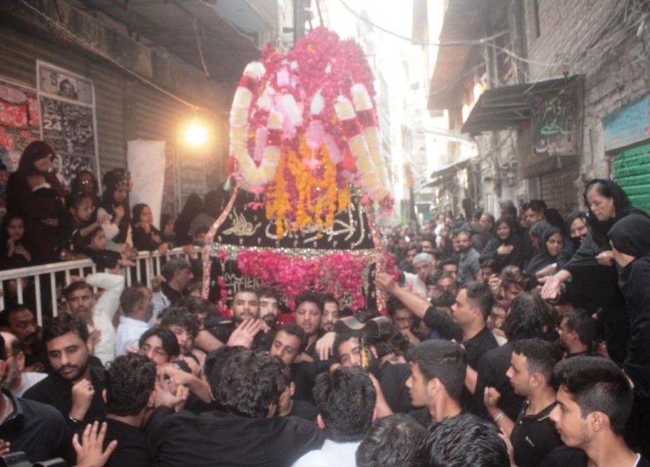 لاہور میں چہلم امام حسینؑ کا مرکزی جلوس حویلی الف شاہ سے برآمد ہو رہا ہے