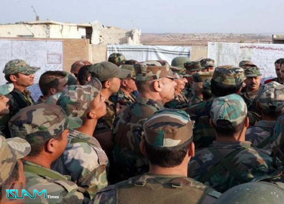 شاهد الأسد يلتقي قوات الجيش ببلدة الهبيط بريف إدلب