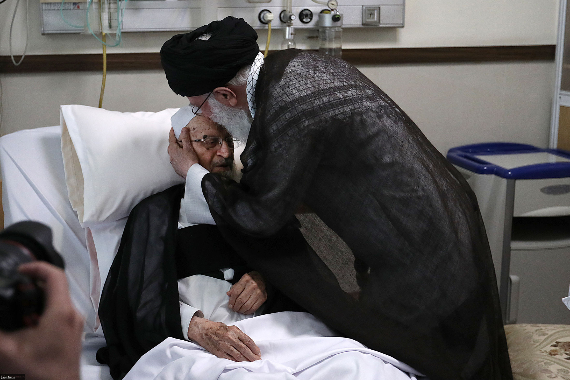 Pemimpin Revolusi Islam Kunjungi Ayatullah Makarem di