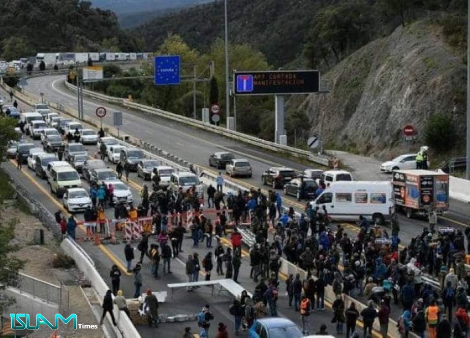 انفصاليو كتالونيا يغلقون طريقا مع فرنسا