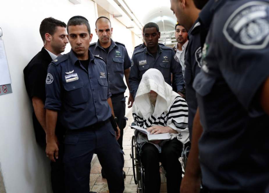 Israeli policemen escort Rabbi Eliezer Berland.jpg