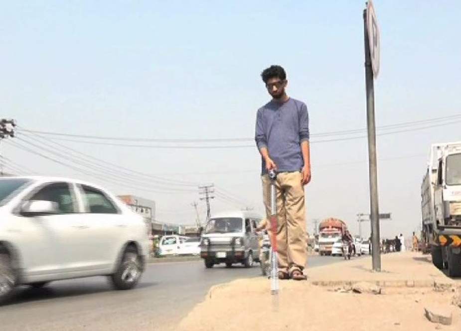 اب نابینا افراد کیلئے بغیر سہارے کے چلنا ممکن، پشاور کے 3 انجینئرز نے منفرد ڈیوائس تیار کرلی