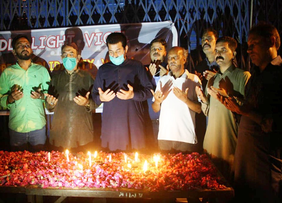 کراچی میں ایم ڈبلیو ایم کے تحت طیارہ حادثہ میں شہید ہونیوالے مسافروں اور شہدائے پاکستان کی یاد میں چراغاں