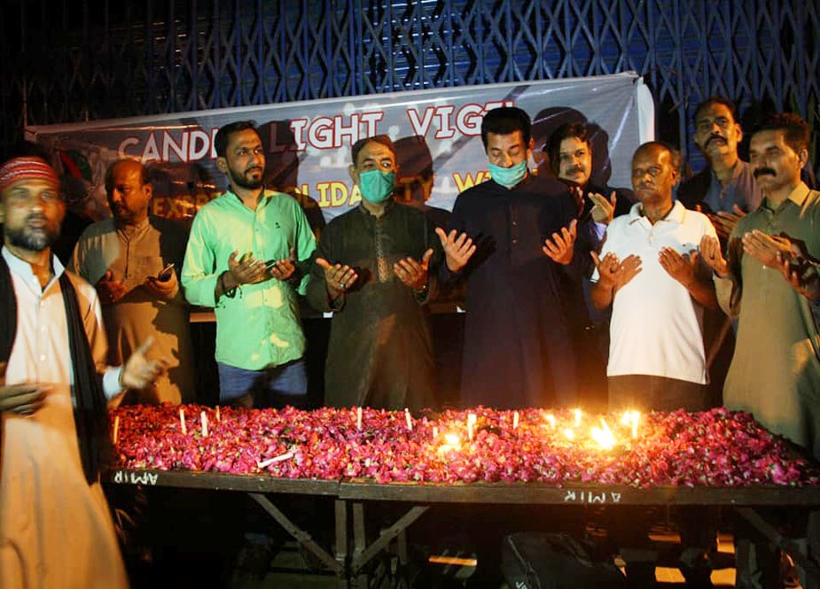 کراچی میں ایم ڈبلیو ایم کے تحت طیارہ حادثہ میں شہید ہونیوالے مسافروں اور شہدائے پاکستان کی یاد میں چراغاں