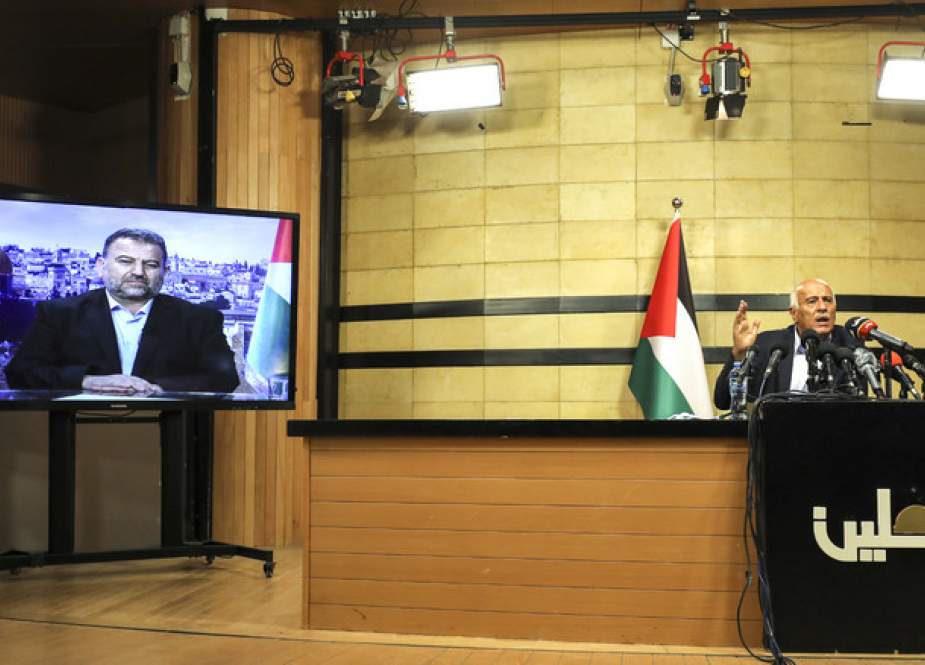 Senior Fatah official Jibril Rajoub speaks to deputy Hamas chief Saleh Arouri.jpg