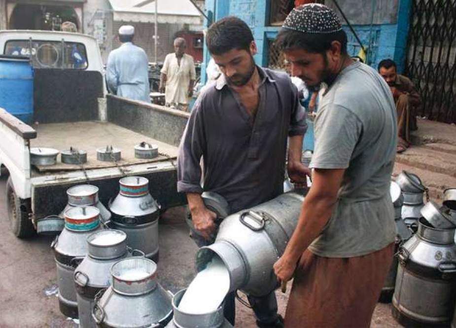 کراچی میں مہنگے دودھ کی خریداری بند کرنے کی مہم کا آغاز