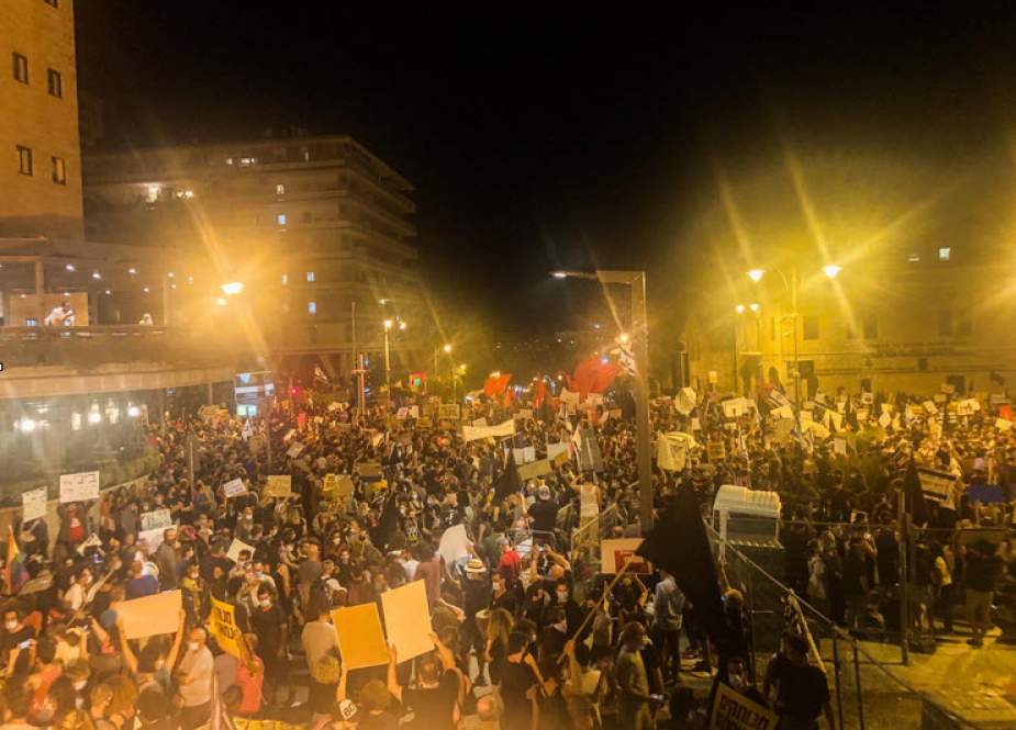 بزرگترین تظاهرات مقابل اقامتگاه نتانیاهو/ پلیس از بلوک سیمانی برای توقف معترضان استفاده کرد