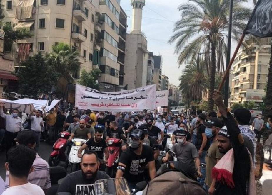 متظاهرون يرشقون الحجارة أمام السفارة الفرنسية في بيروت