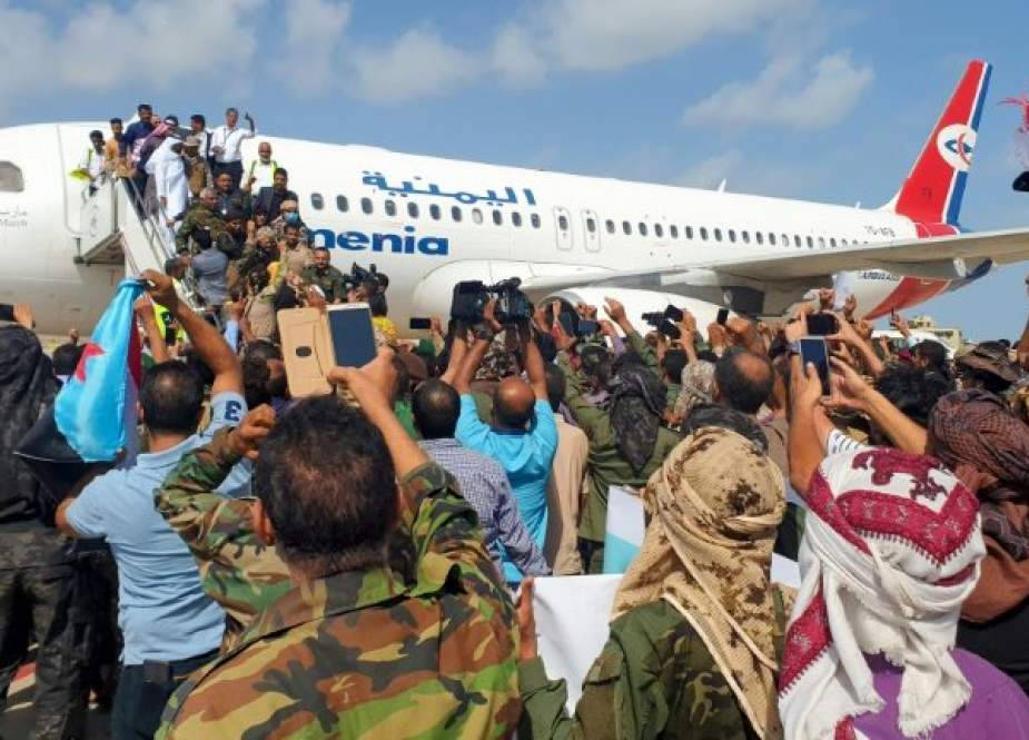 یمن، ائیرپورٹ پر سعودی عرب سے نئی کابینہ لے کر آنے والی پرواز کی لینڈنگ پہ حملہ 27 افراد جاں بحق اور 40 زخمی