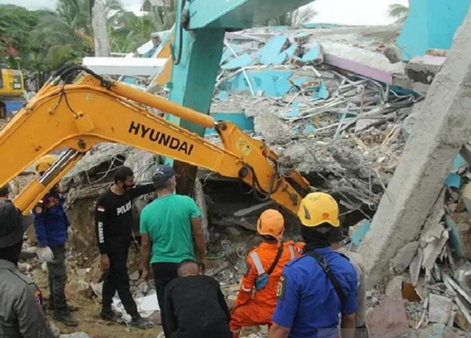 Sejumlah petugas mencari korban gempa di Rumah Sakit Mitra Manakarra di Mamuju, Sulawesi Barat.jpg