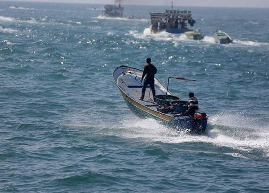 قوات الاحتلال تستهدف قاربًا فلسطينيًّا في عرض بحر غزة
