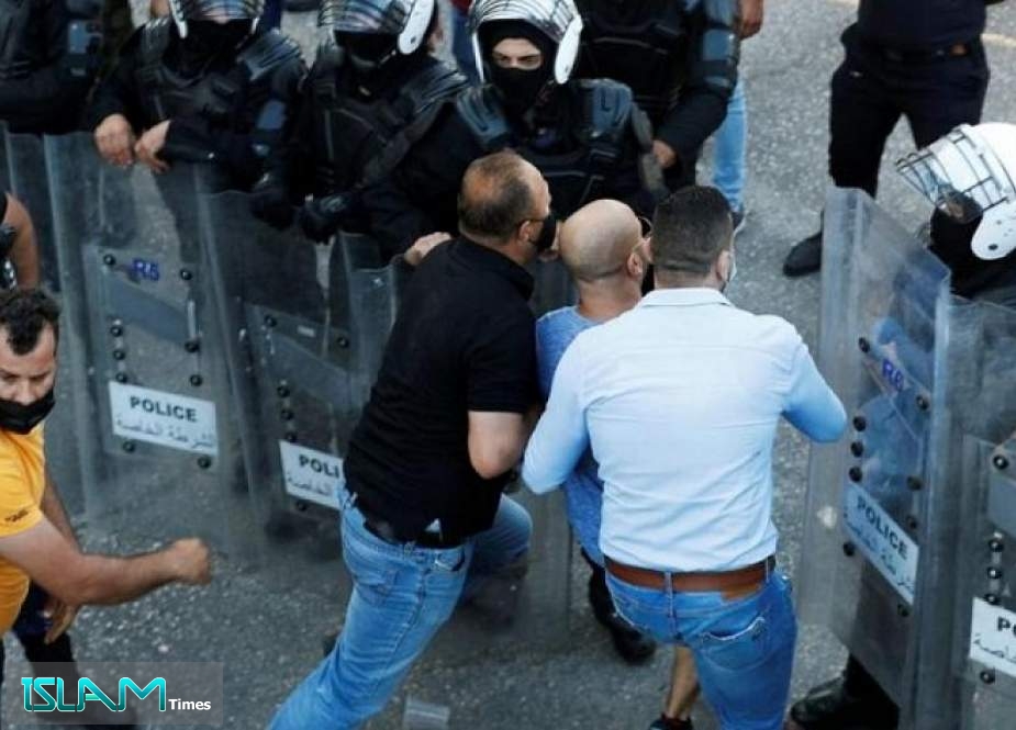 Palestinian Authority Forces Attack Critic