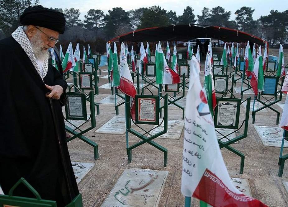 قائد الثورة: دماء الشهداء سجلت حقانية إيران في جبين التاريخ