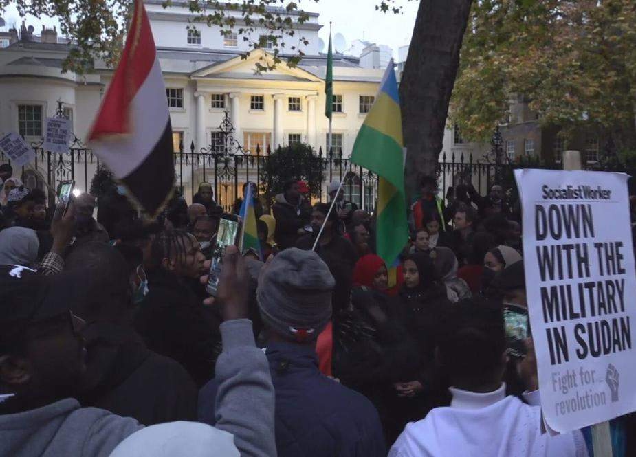 Inggris: Pengunjuk Rasa Berkumpul di Luar Kedutaan Besar Arab Saudi London  