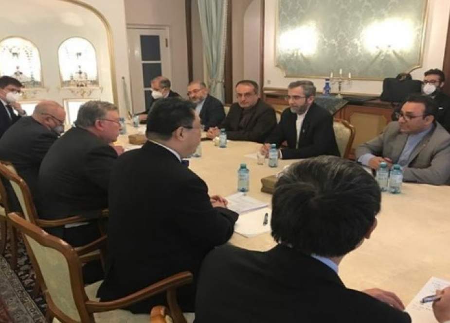 كبير المفاوضين الإيرانيين یجري مشاورات دبلوماسية مكثفة في فيينا