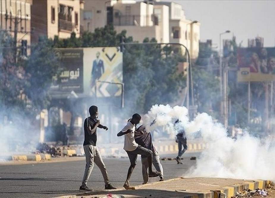 الخرطوم.. إصابات ومطاردات بين الأمن ومحتجين بمحيط قصر الرئاسة