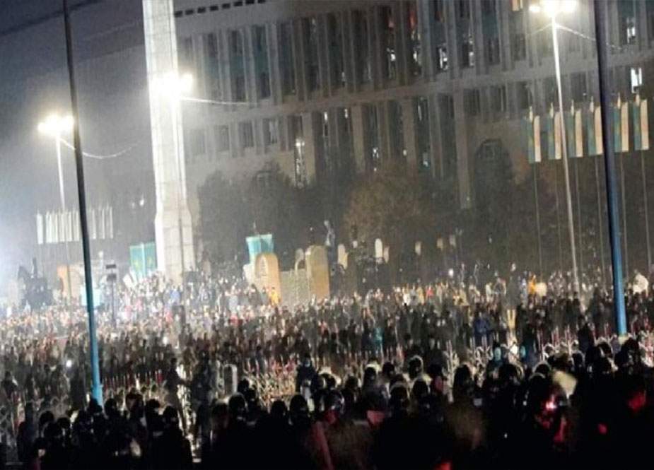 Etirazçılar Qazaxıstan prezidentinin Almatı iqamətgahını ələ keçiriblər