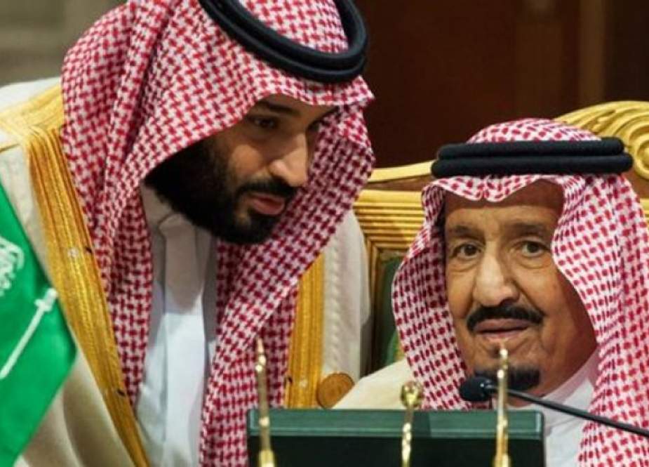 الملك السعودي وإبنه يعزيان أمير قطر