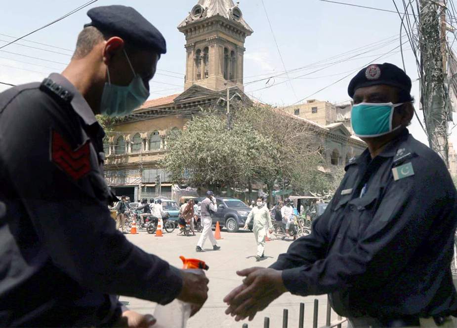 کراچی، ماسک نہ پہننے والے پولیس اہلکار و افسران کی تنخواہ کاٹنے کا فیصلہ