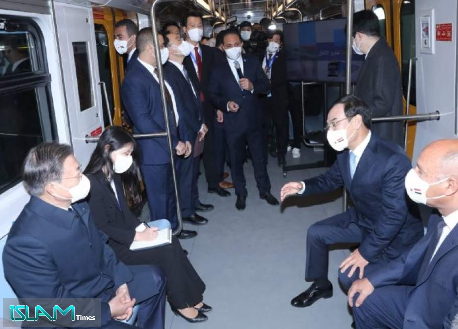 رئيس كوريا الجنوبية يتفقد مترو أنفاق القاهرة