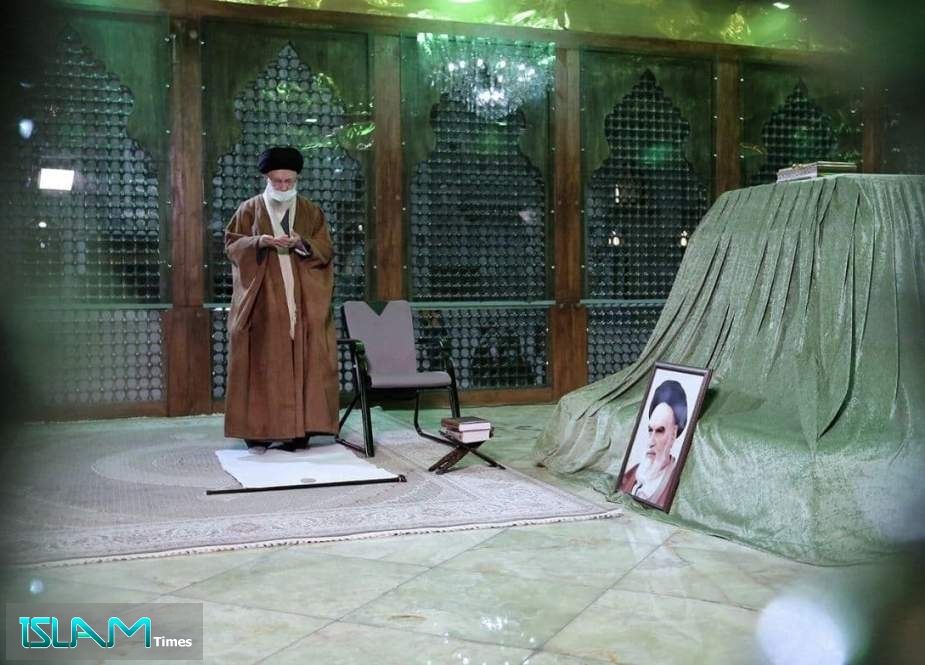 Ayatollah Khamenei Visits Imam Khomeini’s Mausoleum on Eve of 43rd Islamic Revolution Anniversary