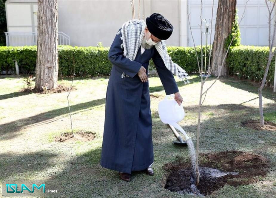 Ayatollah Khamenei Plants Saplings to Mark Natural Resources Week