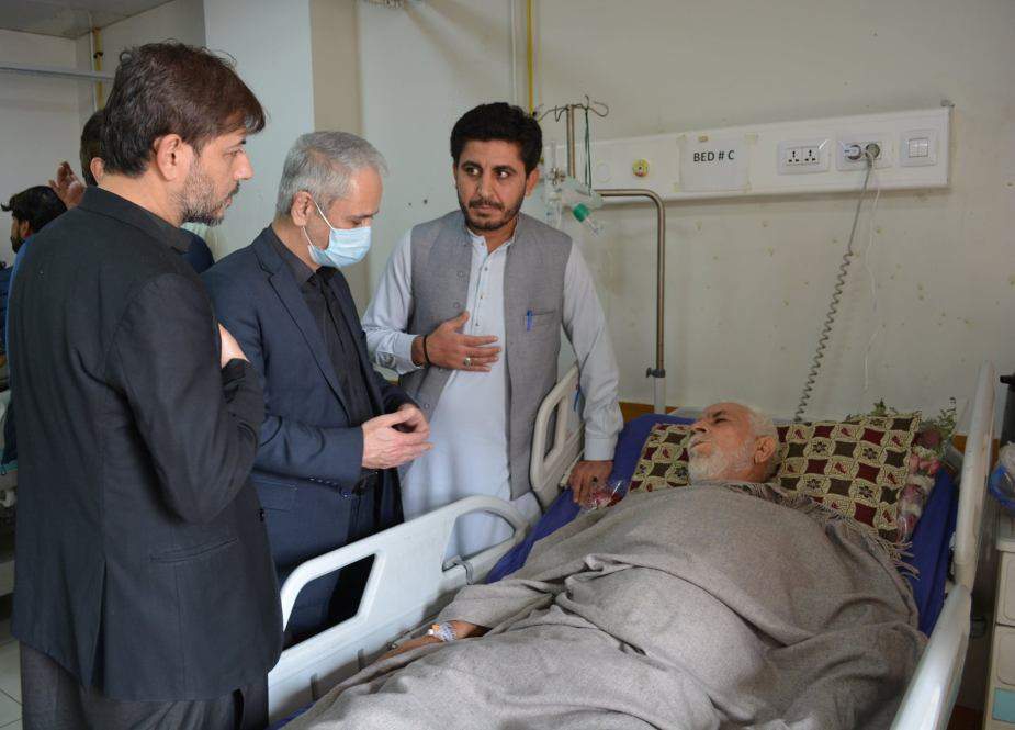 پشاور، ڈائریکٹر خانہ فرہنگ ایران کی زخمیوں کی عیادت اور شہداء کے لواحقین سے تعزیت