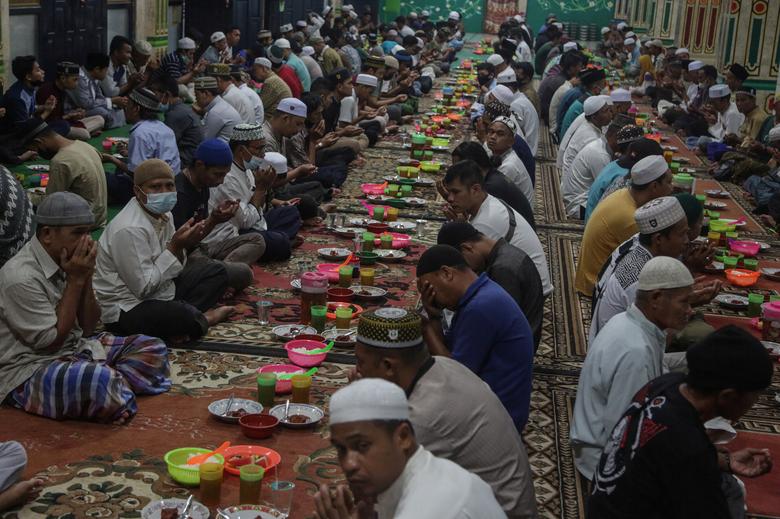 Muslims pray before eating their iftar at a mosque during the holy fasting month of Ramadan in Palangka Raya, Central Kalimantan province, Indonesia, April 4.