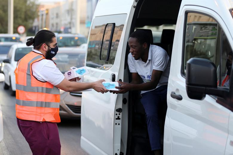 A Saudi volunteer distributes Iftar meals, for people to break their fasts in Riyadh, Saudi Arabia, April 3.