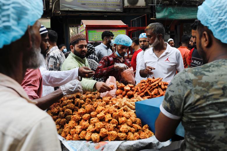 People purchase food for iftar meal from the Chawkbazar makeshift market during the first day of the holy month of Ramadan in Dhaka, Bangladesh, April 3.