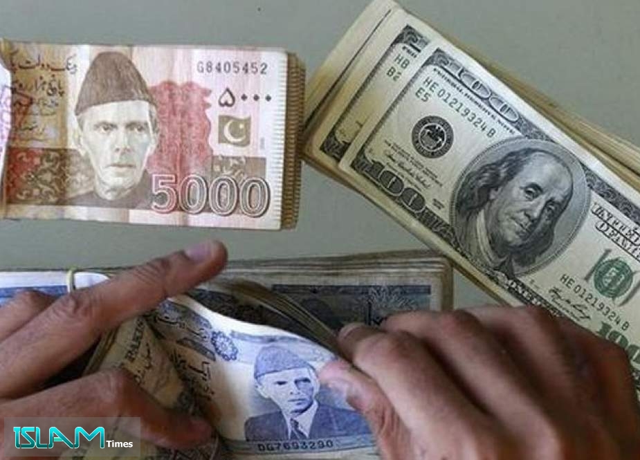 اقتصادی بحران کے دوران پاکستانی روپیہ امریکی ڈالر کے مقابلے میں اب تک کی کم ترین سطح پر گر گیا – اسلام ٹائمز