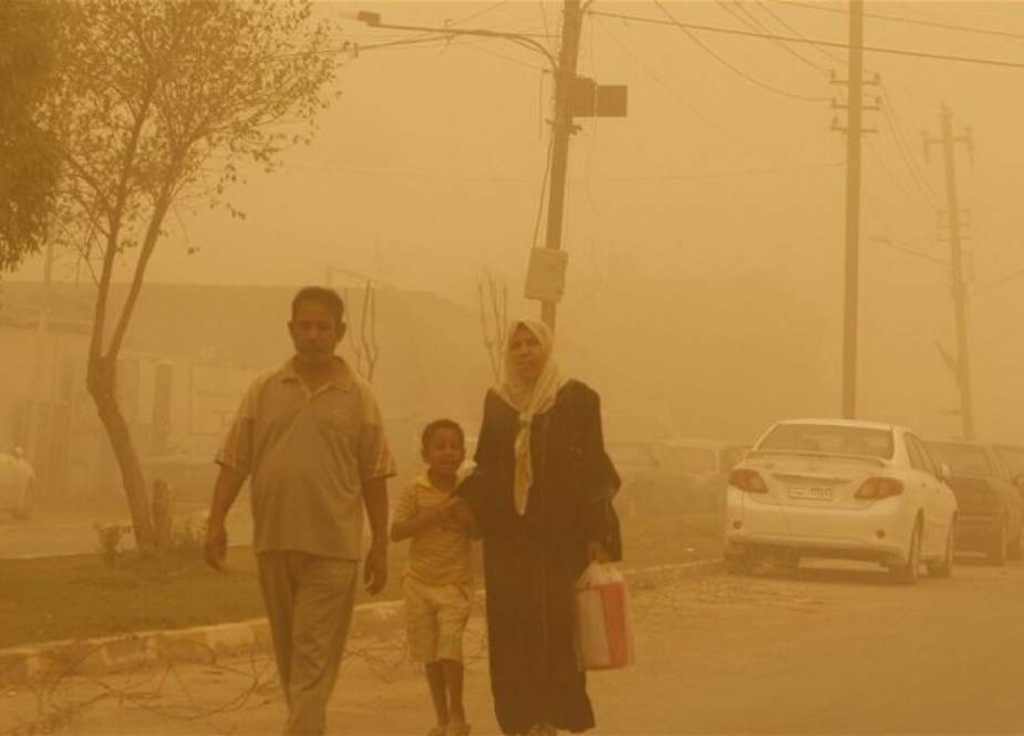 عاصفة ترابية تشل الحياة في العراق