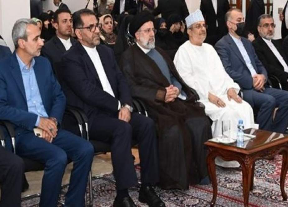 الرئيس الإيراني يلتقي الجالية الإيرانية في مسقط