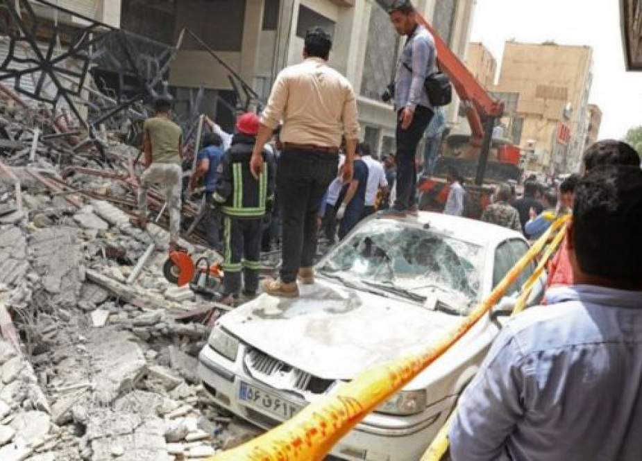 انقاذ 32 مصابا من تحت أنقاض المبنى المنهار في آبادان