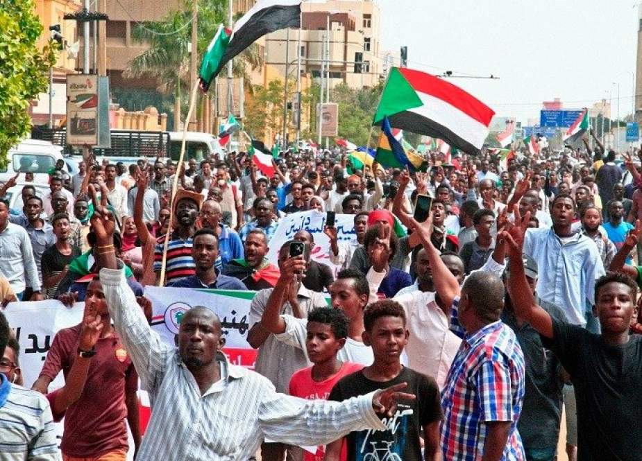 تظاهرات ضخمة في السودان تطالب بإسقاط حكم العسكر