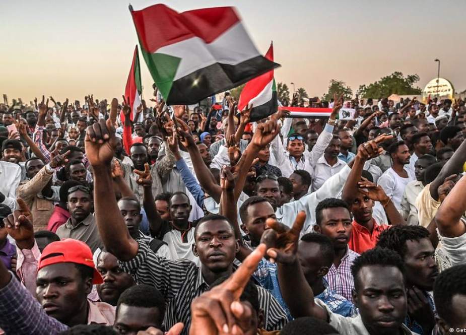 المتظاهرون السودانيون يطالبون الانتقام لقتلی الخميس