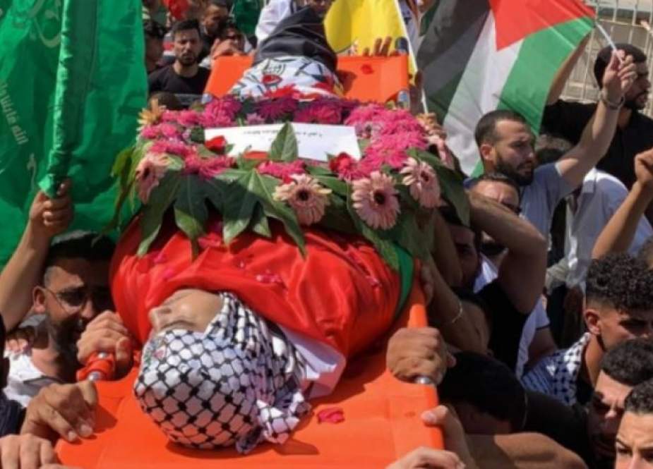 آلاف الفلسطينيين يشيعون جثمان الشهيد "أبو عليا" في رام الله