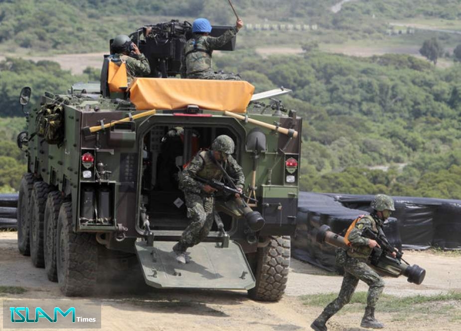 Taiwanese soldiers take part in military exercises in Pingtung county, Taiwan, August 25, 2016