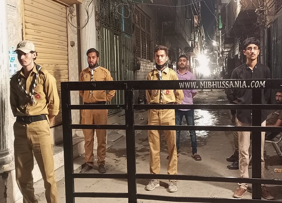 لاہور، آئی ایس او کے رضاکار مجالس عزا کے دوران خدمات انجام دیتے ہوئے