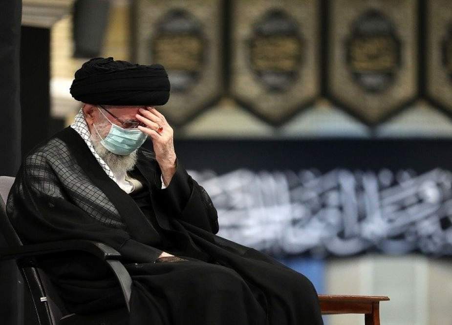 قائد الثورة الإسلامية يشارك بمراسم عزاء ليلة التاسع من محرم