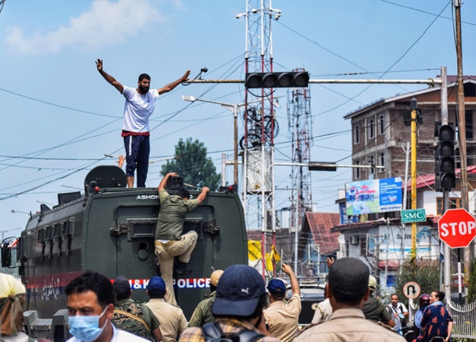 سرینگر، عزاداران سید الشہداء بھارتی پولیس کی غنڈہ گردی کا مقابلہ کرتے ہوئے