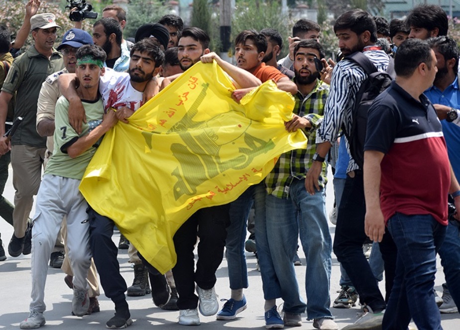 سرینگر، عزاداران سید الشہداء بھارتی پولیس کی غنڈہ گردی کا مقابلہ کرتے ہوئے