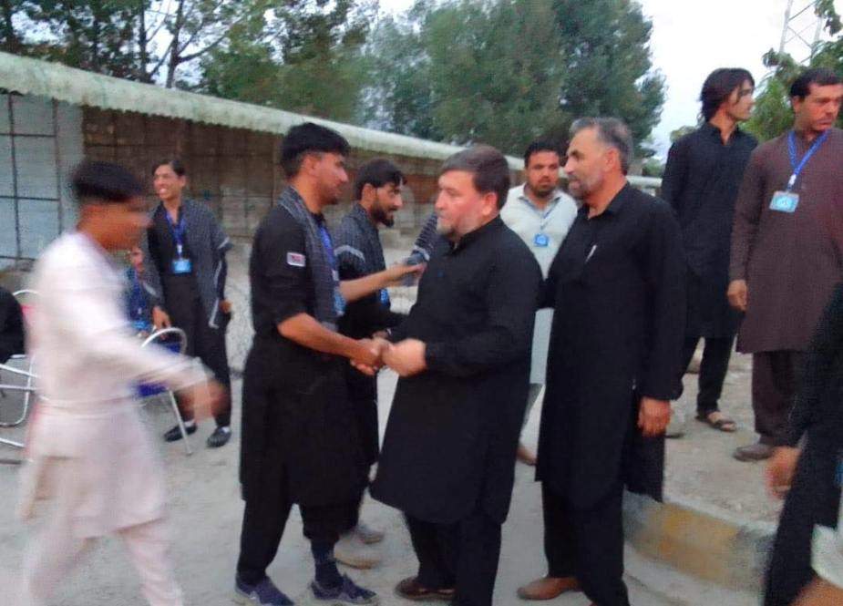 پاراچنار، تحریک حسینی کیجانب سے سیکورٹی پر مامور نوجوانوں میں فروٹس تقسیم