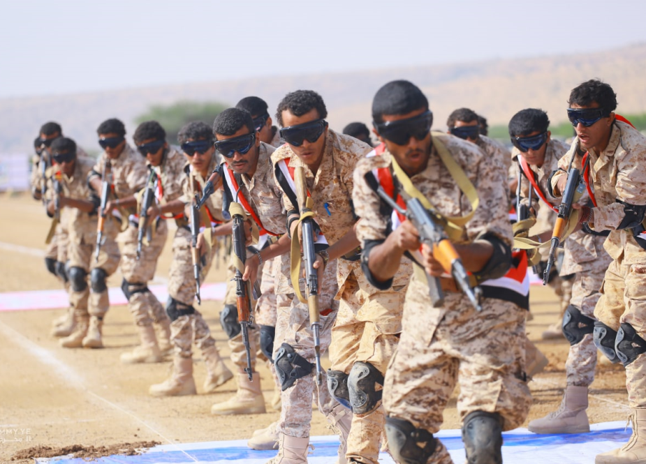 یمن میں فوجی پریڈ کے دوران سعودی عرب سے چھینے گئے ہتھیاروں کی نمائش