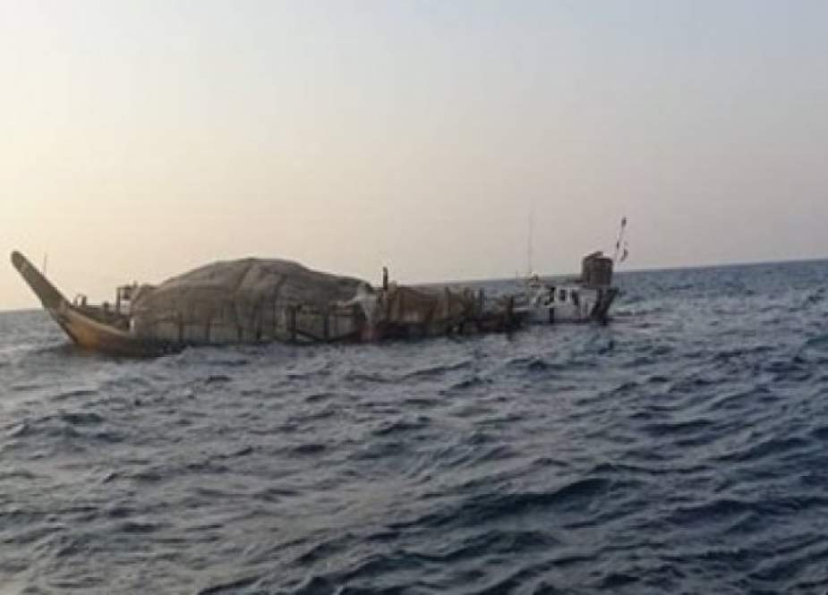 بحرية الحرس الثوري تنقذ سفينة غارقة في الخليج العربي