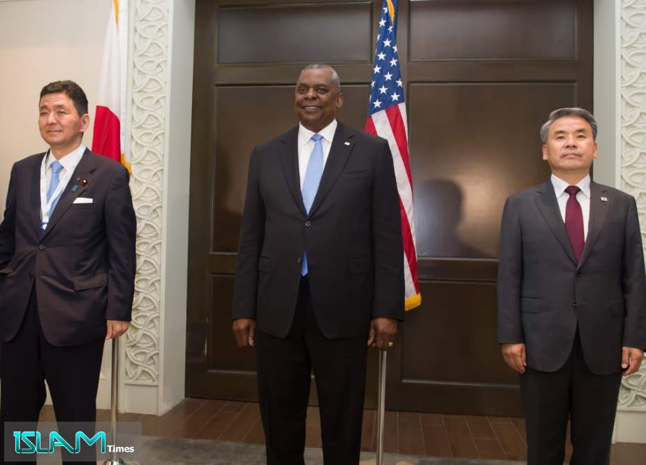 South Korean Defense Minister Lee Jong-sup (R), his US counterpart, Lloyd Austin (C), and Japan`s Nobuo Kishi (L) pose for a photo before holding a trilateral meeting on the margins of the annual Shangri-La Dialogue in Singapore last Saturday.