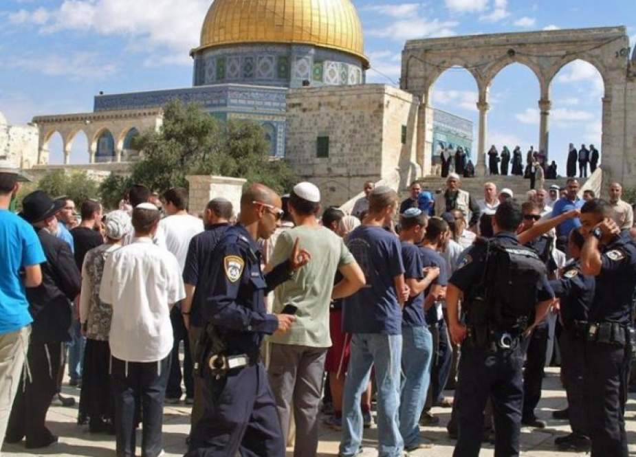 عشرات المستوطنين يقتحمون الأقصى بحماية شرطة الاحتلال